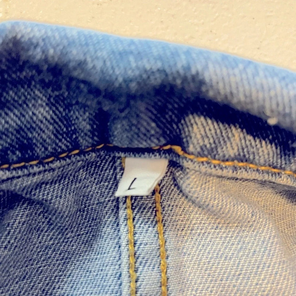 Men’s L denim jacket by Shein. EUC featuring a red rose on the right side chest. - Picture 3 of 8